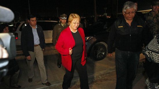 智利总统赴灾区视察因余震被迫随民众撤离(图)