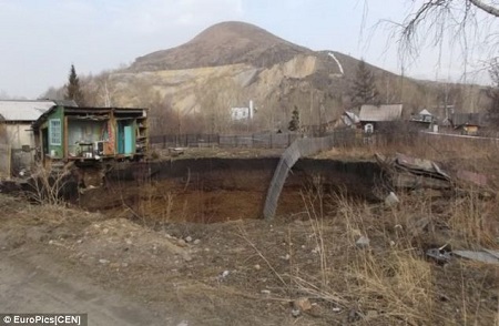 地面现天坑吞噬民宅年轻母亲携子紧急逃生(图)