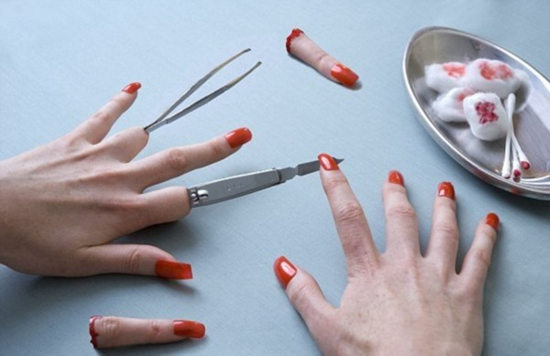 澳艺术家出摄影作品讽女性"自残美体"之风