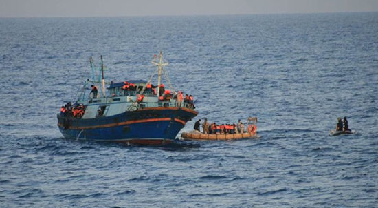意大利海军正在援救偷渡船中的难民