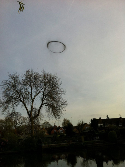 少女拍神秘UFO“烟圈”空中漂浮3分钟消失(图)