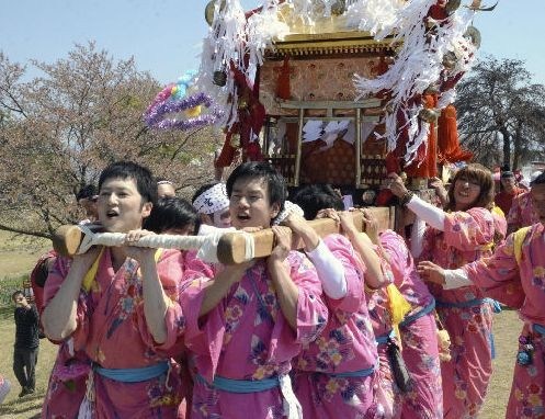 �ձ�ɽ���ؼ�����ƽ���а�Ůװũ��Ц��ͦ��