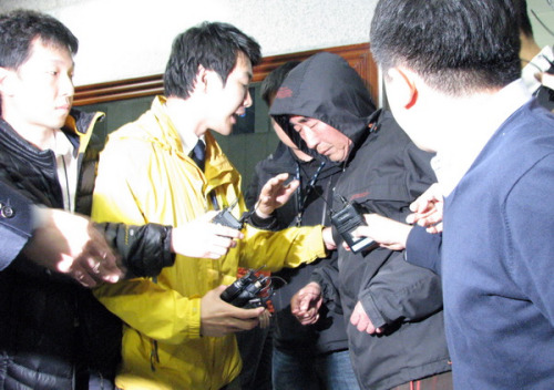 视频显示韩沉船船长获救后忙着晾干口袋里钞票