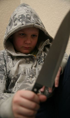 英国3年搜出上千名学生携致命武器80%是小学生