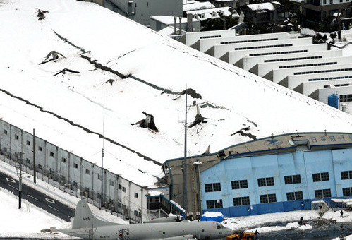 日本防卫省称4架P-3C飞机被大雪压垮无法修复