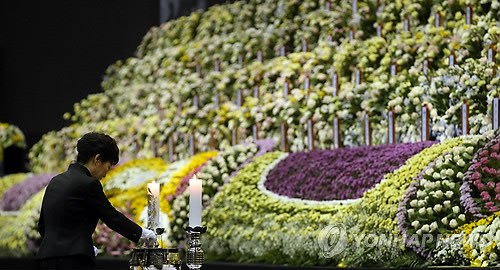 朴槿惠赴沉船遇难者焚香所吊唁承认政府应担责