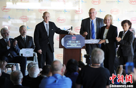 中国比亚迪美国兰卡斯特工厂首部纯电动大巴交付