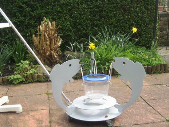 男子因担心金鱼寂寞发明手推车“遛鱼”(图)