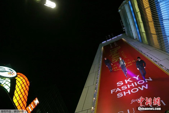 日本空中时装秀:模特在高楼外墙上走台步(图)