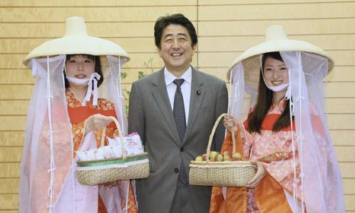 安倍晋三在官邸接受“梅娘”拜访品尝梅干(图)