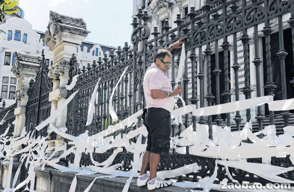 西班牙一男子抗议紧缩用厕纸“包裹”国会大厦