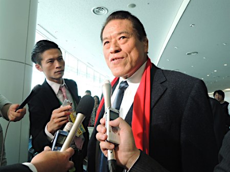 日本参议院议员安东尼奥猪木接受媒体采访.