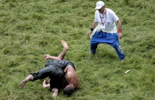 土耳其数千男子集体比摔跤 裸上身淋橄榄油(图)