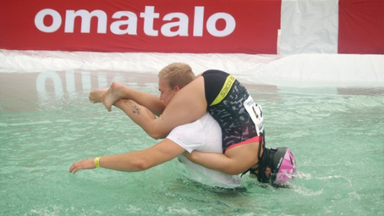 “背老婆大赛”背法千奇百怪:倒着扛跑得快(图)