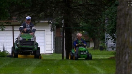 美3岁儿童与8旬老翁忘年交经常共同游戏(图)