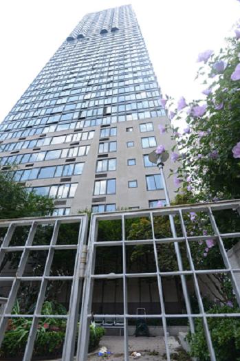 男子跳下40层豪华公寓身亡旁观者心急未能阻止