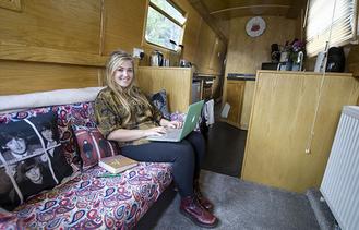 Ӣ��Ů����ѧУס�޷ѹ�����С�������ᣨͼ��