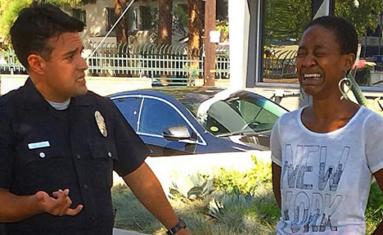 ����Ů�ǽ�ͷ�ǰ����ɷ򱻾����󵱼�Ů���ߣ�ͼ��