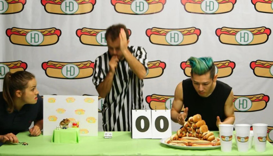 小仓鼠挑战日本大胃王比赛吃热狗轻松“获胜”