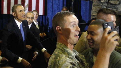 奥巴马视察美军基地成士兵“自拍背景”(图)