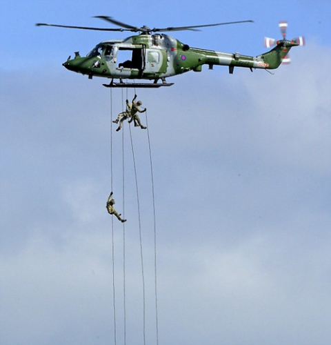 Ӣ��ѵ��ֱ�����ս���׼��Ӫ�ȱ�IS�������