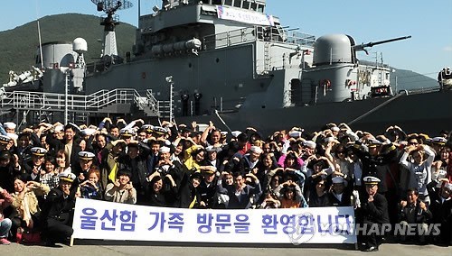 韩首支国产战斗舰将退役执勤官兵登舰留念(图)