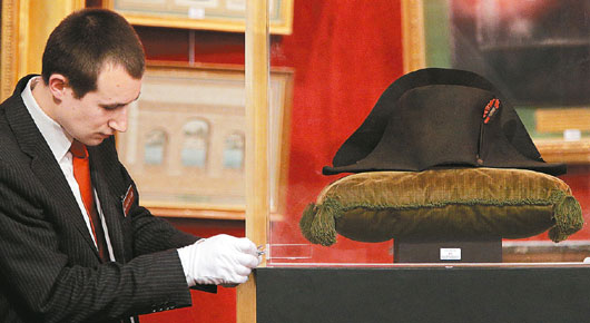 拿破仑帽子以188万欧元天价拍卖为预估值5倍