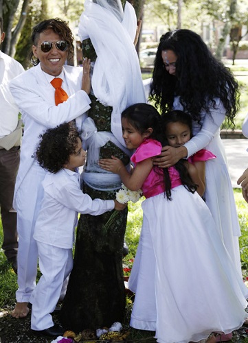 秘鲁男子“娶树为妻”呼吁少打仗多种树(图)