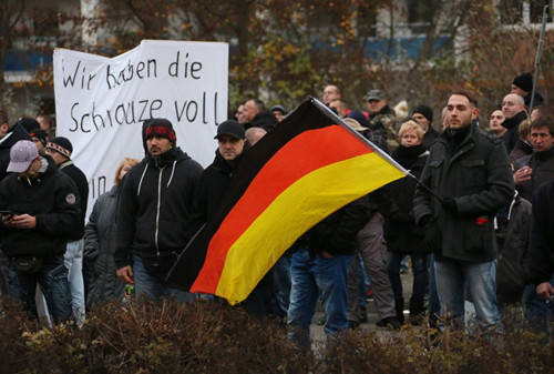 德国"新纳粹分子"游行遭民众阻拦 双方爆发冲突