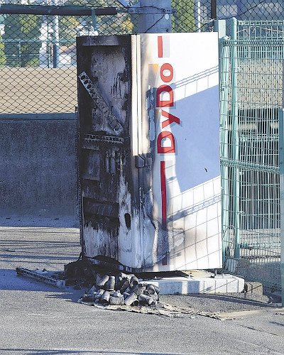 日本山梨县多台自动贩卖机被烧零钱被盗(图)