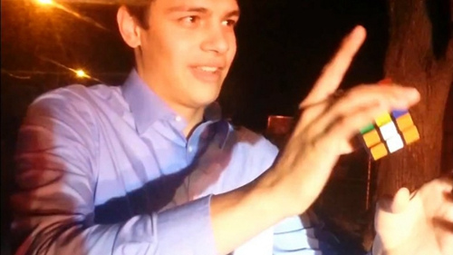 美国男子玩魔方惊呆交警驾车超速被免罚单(图)