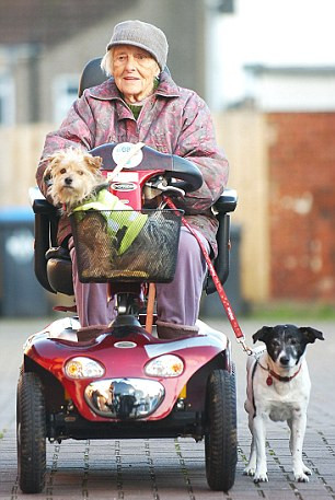 半聋半瞎百岁老人路遇歹徒果断逃离毫发无伤