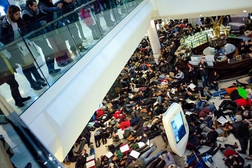 伦敦民众声援弗格森抗议活动警方称将打击(图)