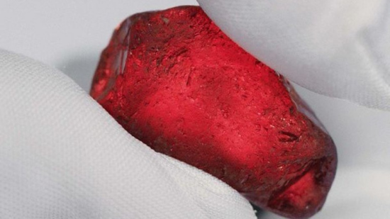 新加坡拍卖罕见红宝石 40克拉成交价格保密(图)