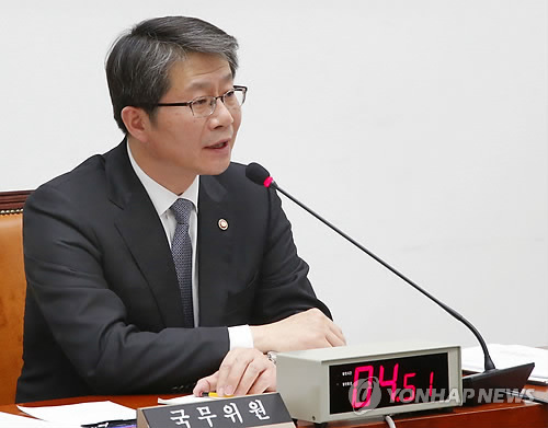 ����Ա��������Ҫ�볯�ʶԻ���ʹ��ı�̬��