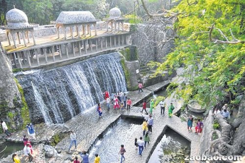 ӡ���������ڿյ��������������Ͻ�����ʯ��԰