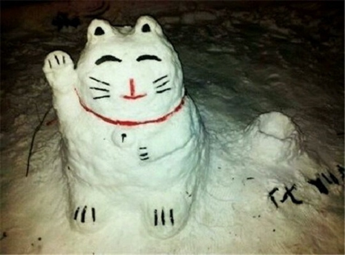 图为招财猫造型的雪人.
