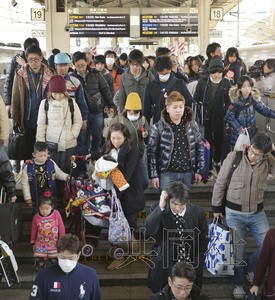 �ձ�������ڽ�����·����ӭ�ÿͷ��̸߷壨ͼ��