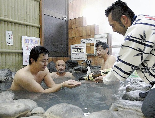 日本熊本市推出“酒温泉”温泉中加清酒和酒糟