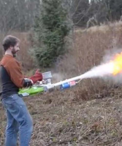 美国男子自制火焰喷射器称可有效杀死僵尸(图)