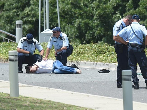 持刀男子闯澳大利亚国会 后被保安用电击枪制服