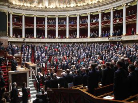 为恐袭遇难者默哀法国议员自发合唱马赛曲(图)