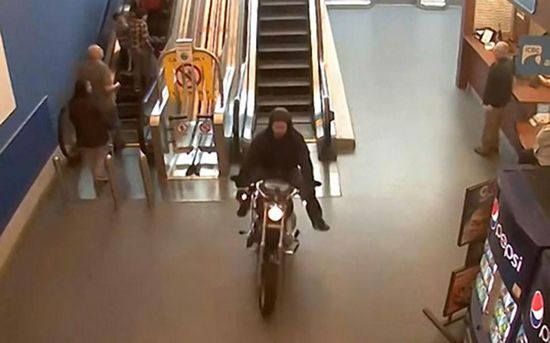 ���ݾ��㾯��������Ħ�г����̳��Ż��˿ͣ�ͼ��