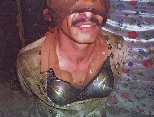 ���˷����а�Ůװ����ս�������뱻ץ���Σ�ͼ��