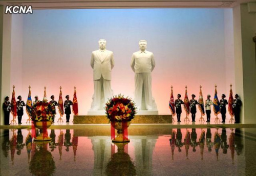 朝鲜领导层参谒太阳宫向金正日立像献花篮(图)