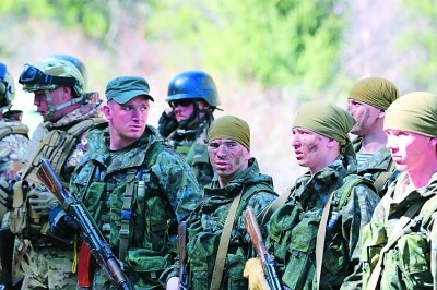 图为4月24日,在吉尔吉斯斯坦首都附近的托克马克,上合组织特种兵联训.