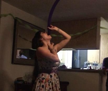 女子吞下61厘米长充气气球将其戳破后抽出(图)