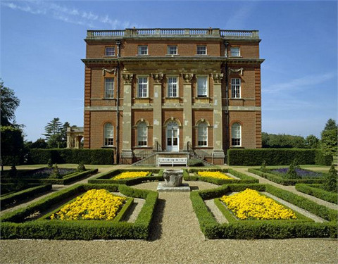 英国一18世纪庄园发生火灾半数房间被毁(图)