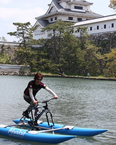 日本将举办海上自行车赛选手水上竞车技(图)