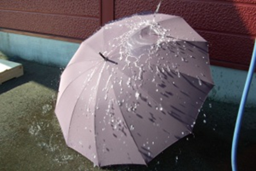 日本制“不会湿的雨伞”每把1500元人民币(图)